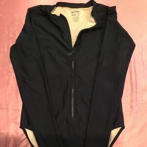 The image shows a long-sleeved, one-piece swimsuit from Mott50 size M